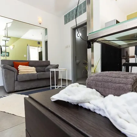 Pinewood * Saint Julian's